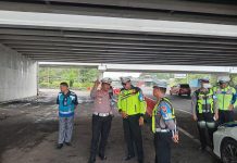 Antisipasi Kemacetan, AKP Mulyani dan IPDA Ridho Cek Langsung Jalur Alternatif Exit Waru Ramp