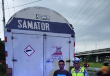 Laporan Warga, Kanit PJR Jatim II Gercep Tangani Truk Tangki Samator Bocor di Jalur Japanan