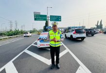 Sat PJR II Ditlantas Polda Jatim Intensifkan KRYD Melalui Kegiatan “Polantas Menyapa” di Gerbang Tol Berbek 2