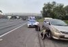 Personel Sat PJR Ditlantas Polda Jatim Sigap Bantu Pengguna Jalan Alami Pecah Ban di Tol Kejapanan