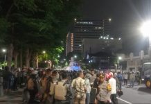 Demo di Depan Grahadi Surabaya Memanas, Massa Lempar Botol dan Petasan, Polisi Siaga