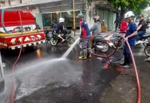 Empat Pengendara Motor Tergelincir akibat Ceceran Solar di Jalan Panglima Sudirman Kraksaan