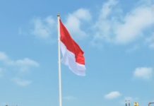 PJR Jatim 3 Bagikan Bendera Merah Putih dan Cokelat kepada Pengguna Jalan di GT Warugunung