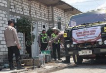 Polres Gresik Peduli, Salurkan Bantuan Air Bersih untuk Warga 3 Desa di Balongpanggang