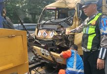 PJR Jatim II Sigap Tangani Kecelakaan Dua Truk di Tol Waru–Perak, Arus Lalu Lintas Terkendali